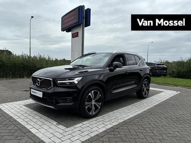 Zwart Gebruikt 2021 Volvo XC40 Inscription SUV | € 33.940 (Eerlijke prijs) - Afbeelding 1/4