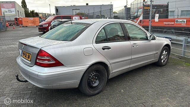 Grijs Gebruikt 2001 Mercedes C180 Classic Sedan | € 1.450 (Eerlijke prijs) - Afbeelding 1/4
