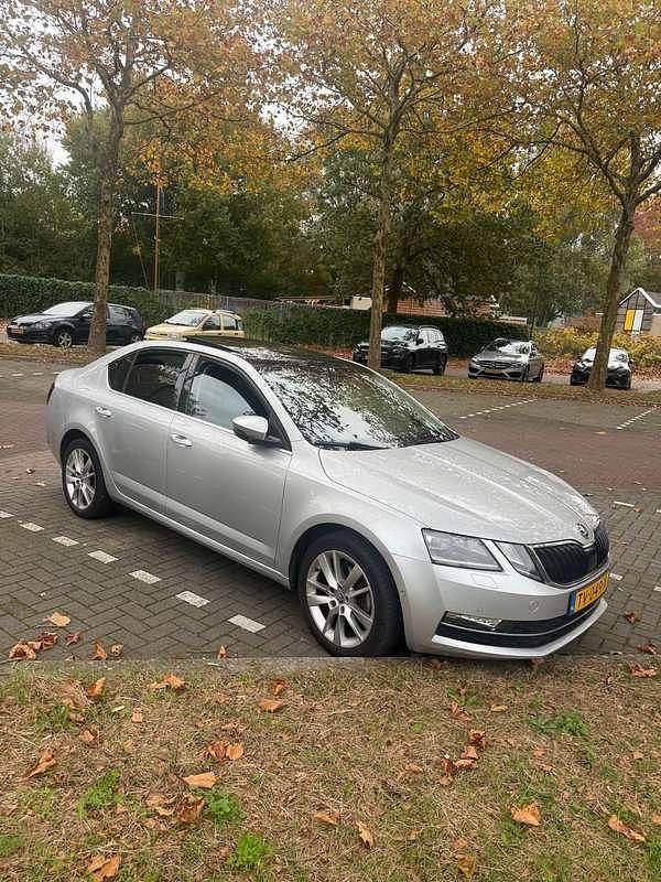 Grijs Gebruikt 2018 Skoda Octavia Sedan | € 12.000 (Duur) - Afbeelding 1/4