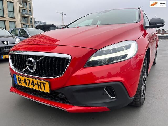 Rood Occasion 2018 Volvo V40 Summum Hatchback | € 17.950 (Goede deal) - Afbeelding 1/4