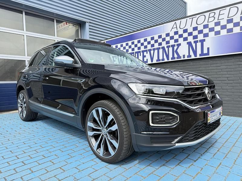 Zwart Gebruikt 2020 VW T-Roc SUV | € 28.950 (Eerlijke prijs) - Afbeelding 1/4