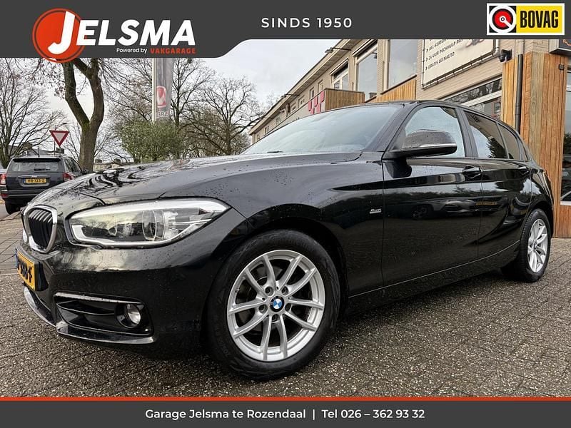 Zwart (metallic) Gebruikt 2018 BMW 118 Executive Hatchback | € 16.900 (Goede deal) - Afbeelding 1/4