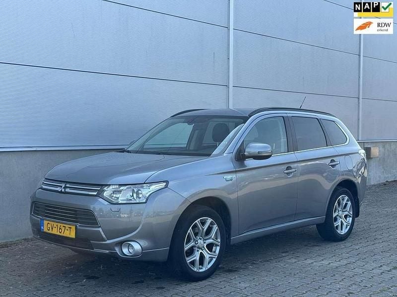 Grijs, metallic lak Gebruikt 2015 Mitsubishi Outlander P-HEV SUV | € 7.499 (Super prijs) - Afbeelding 1/4