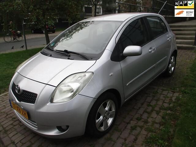 Grijs Gebruikt 2007 Toyota Yaris Luna Hatchback | € 2.650 (Eerlijke prijs) - Afbeelding 1/4
