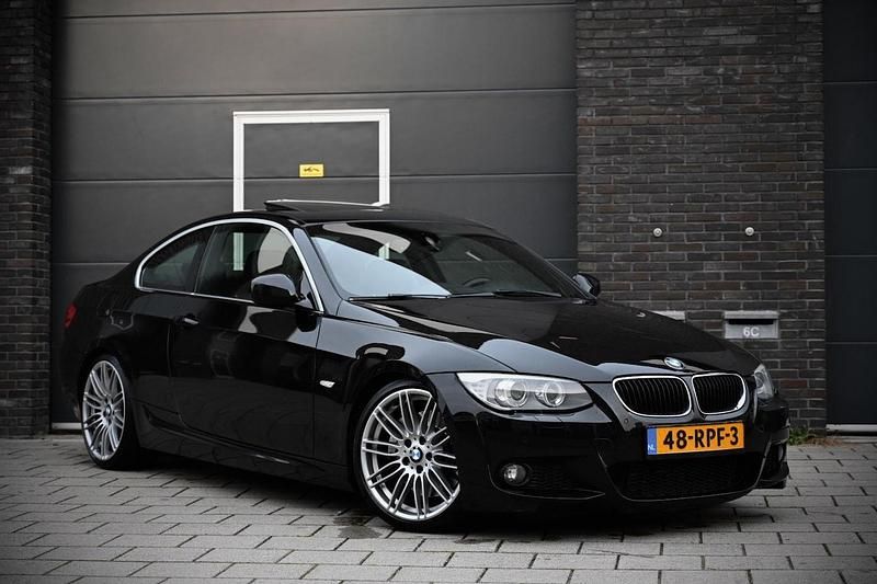 Zwart Gebruikt 2011 BMW 335 M Sport Coupé | € 14.950 (Eerlijke prijs) - Afbeelding 1/4
