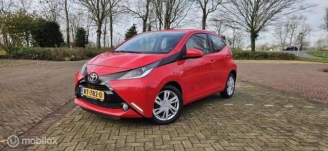 Rood Occasion 2015 Toyota Aygo X-cite Hatchback | € 6.395 (Eerlijke prijs) - Afbeelding 1/4
