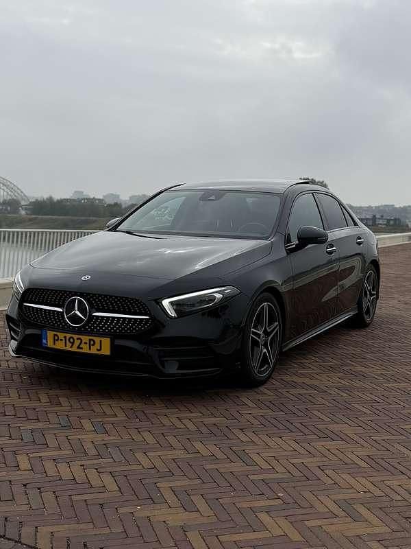 Zwart Gebruikt 2022 Mercedes A180 AMG Sedan | € 27.500 (Eerlijke prijs) - Afbeelding 1/4
