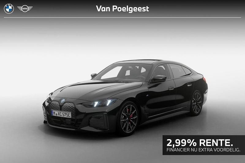 Saphirschwarz metallic (zwart metallic) Nieuw 2025 BMW i4 M Sport Sedan | € 69.641 (Eerlijke prijs) - Afbeelding 1/4