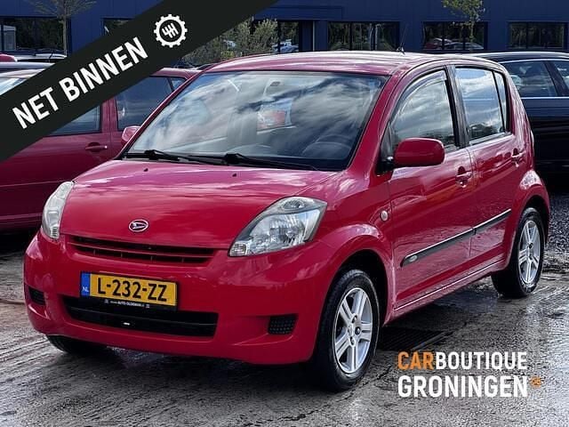 Rood Gebruikt 2009 Daihatsu Sirion Hatchback | € 2.990 (Eerlijke prijs) - Afbeelding 1/4