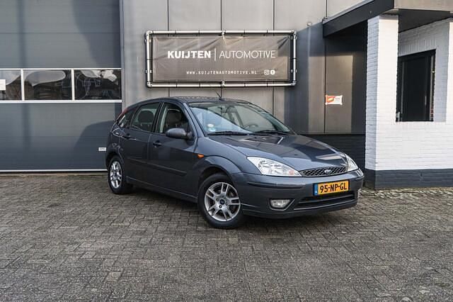 Grijs Occasion 2004 Ford Focus Collection Hatchback | € 2.450 (Duur) - Afbeelding 1/4