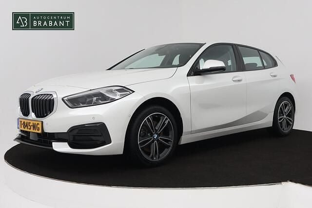 Wit Gebruikt 2023 BMW 118 Executive Hatchback | € 22.945 (Super prijs) - Afbeelding 1/4