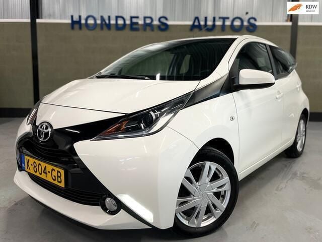 Wit Gebruikt 2017 Toyota Aygo X-play Hatchback | € 7.245 (Eerlijke prijs) - Afbeelding 1/4