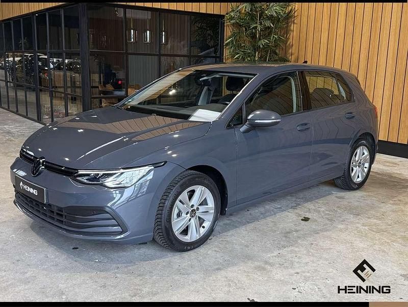 Grijs, metallic lak Gebruikt 2022 VW Golf VIII Life Hatchback | € 21.950 (Goede deal) - Afbeelding 1/4