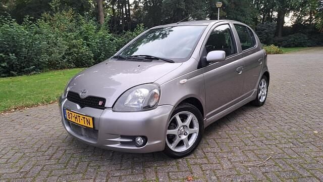 Grijs Gebruikt 2001 Toyota Yaris Sport Hatchback | € 2.449 (Goede deal) - Afbeelding 1/4
