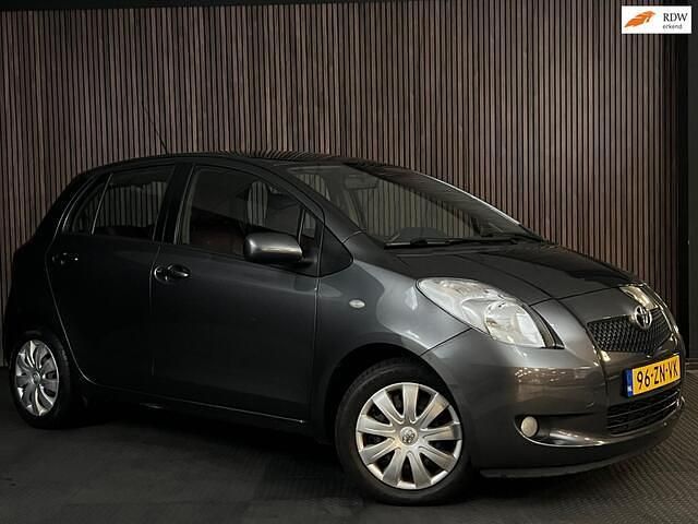 Grijs (metallic) Occasion 2008 Toyota Yaris Sol Hatchback | € 5.950 (Eerlijke prijs) - Afbeelding 1/4