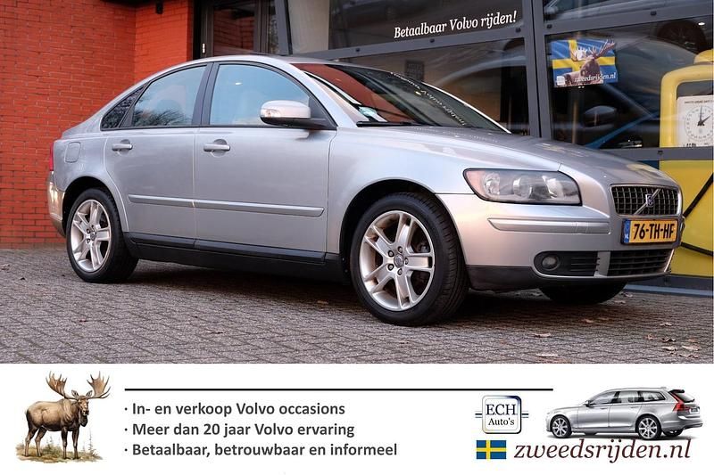 Grijs Occasion 2006 Volvo S40 Sedan | € 3.450 (Eerlijke prijs) - Afbeelding 1/4