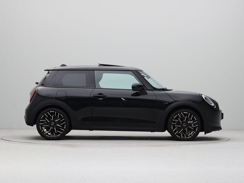 Nieuw Mini Cooper Favoured 156 PK (114 kW) 2025 Zwart Hatchback
