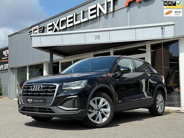 Zwart Gebruikt 2023 Audi Q2 Proline SUV | € 27.950 (Eerlijke prijs) - Afbeelding 1/4