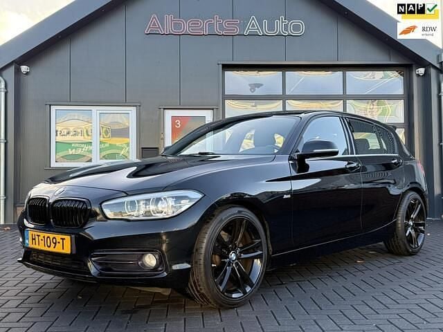 Zwart Gebruikt 2015 BMW 118 Sport Line Hatchback | € 11.935 (Eerlijke prijs) - Afbeelding 1/4