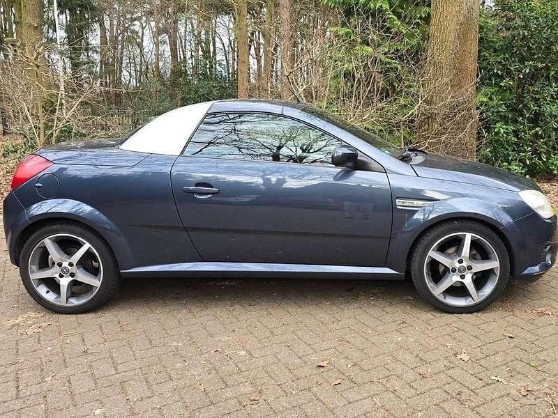 Zilver Gebruikt 2006 Opel Tigra Cabriolet | € 4.501 (Duur) - Afbeelding 1/4