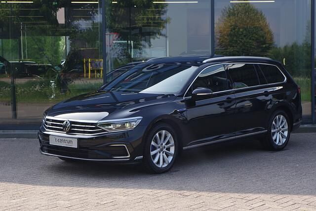 Zwart Gebruikt 2022 VW Passat Business Stationwagen | € 28.450 (Duur) - Afbeelding 1/4