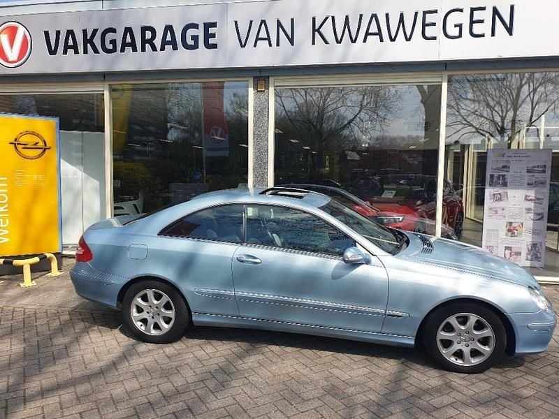 Blauw, metallic lak Gebruikt 2003 Mercedes CLK240 Coupé | € 8.900 (Iets duurder) - Afbeelding 1/4