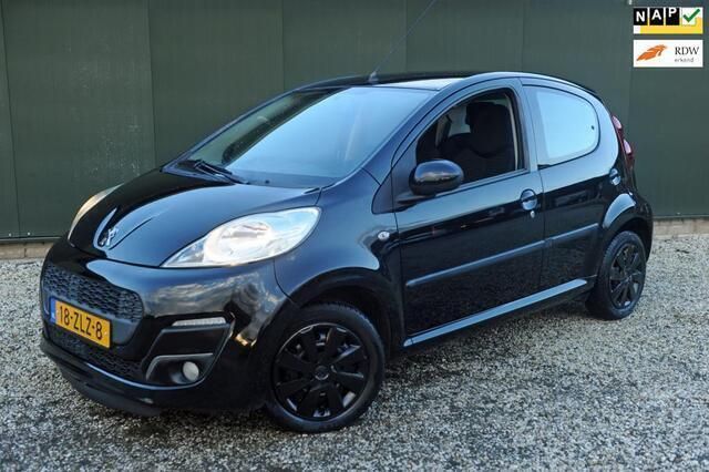 Zwart Gebruikt 2013 Peugeot 107 Active Hatchback | € 4.495 (Eerlijke prijs) - Afbeelding 1/4