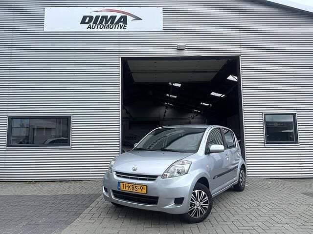 Grijs Gebruikt 2009 Daihatsu Sirion Hatchback | € 1.750 (Eerlijke prijs) - Afbeelding 1/4