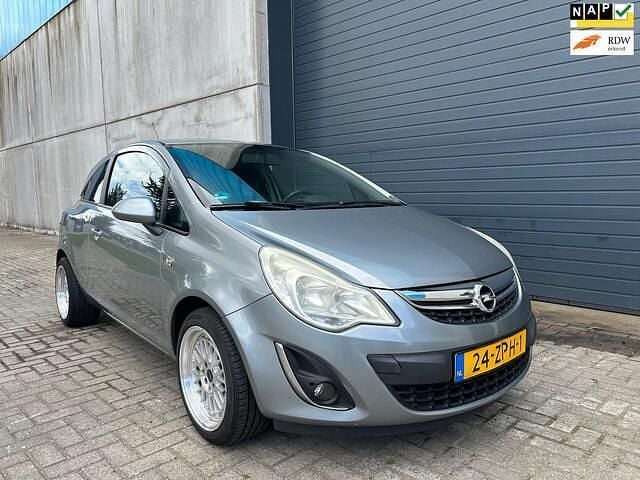 Grijs Gebruikt 2013 Opel Corsa Edition Hatchback | € 1.999 (Super prijs) - Afbeelding 1/4