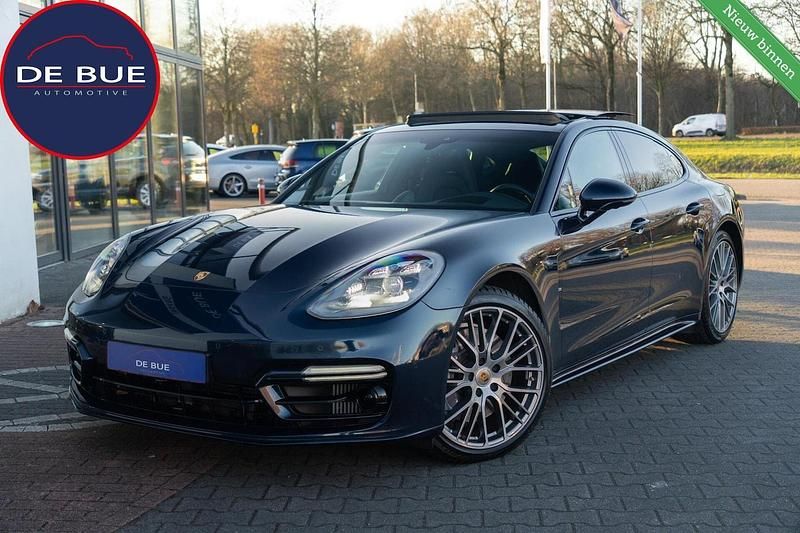 Blauw (metallic) Gebruikt 2021 Porsche Panamera Hatchback | € 61.911 (Super prijs) - Afbeelding 1/4