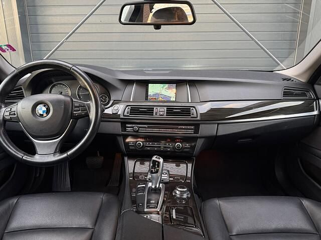 Zwart Occasion 2013 BMW 520 Executive Sedan | € 15.850 (Eerlijke prijs) - Afbeelding 1/4