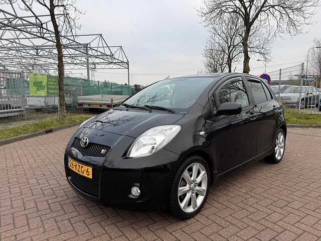 Zwart (metallic) Gebruikt 2010 Toyota Yaris Hatchback | € 4.950 (Eerlijke prijs) - Afbeelding 1/4