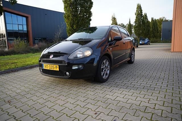 Zwart Gebruikt 2015 Fiat Punto Evo Lounge Hatchback | € 3.250 (Goede deal) - Afbeelding 1/4