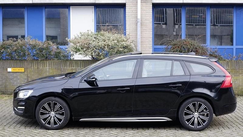 Zwart (metallic) Occasion 2016 Volvo V60 Stationwagen | € 7.950 (Goede deal) - Afbeelding 1/4