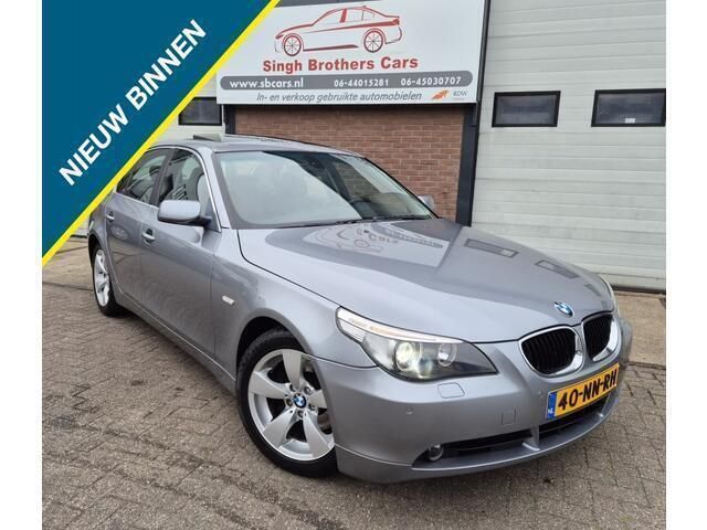 Grijs, metallic lak Gebruikt 2004 BMW 530 Sedan | € 5.999 (Goede deal) - Afbeelding 1/4