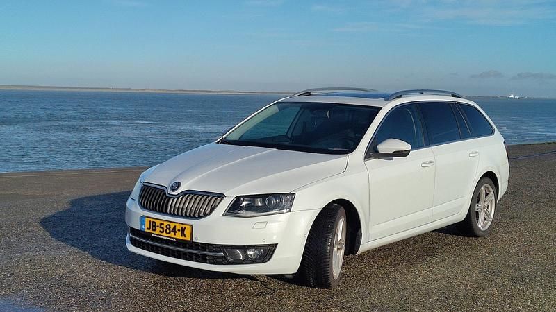 Wit Occasion 2016 Skoda Octavia Business Line Stationwagen | € 8.999 (Eerlijke prijs) - Afbeelding 1/4
