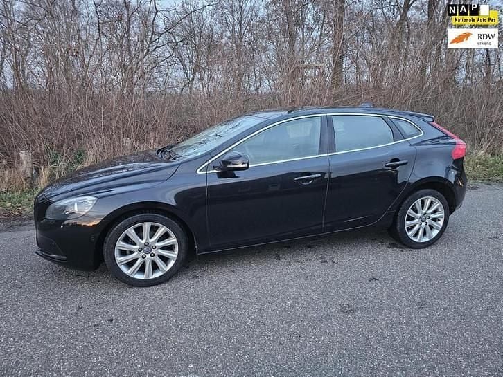 Zwart Gebruikt 2013 Volvo V40 Momentum Hatchback | € 7.950 (Eerlijke prijs) - Afbeelding 1/4