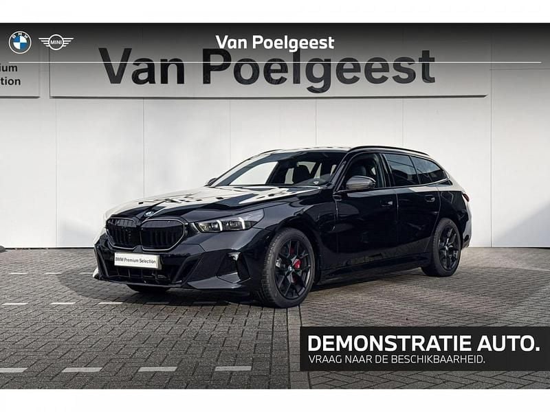 Zwart Occasion 2025 BMW 550e Stationwagen | € 118.876 - Afbeelding 1/4