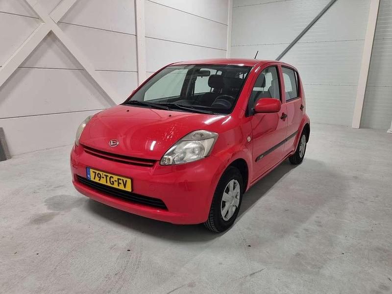 Rood Gebruikt 2006 Daihatsu Sirion Hatchback | € 800 (Eerlijke prijs) - Afbeelding 1/4