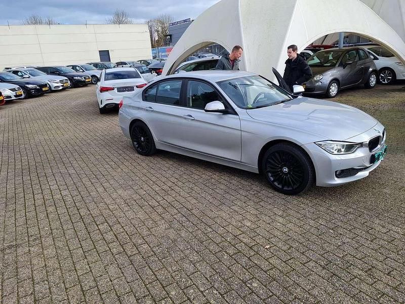Grijs Gebruikt 2014 BMW 316 Executive Sedan | € 9.500 (Super prijs) - Afbeelding 1/4