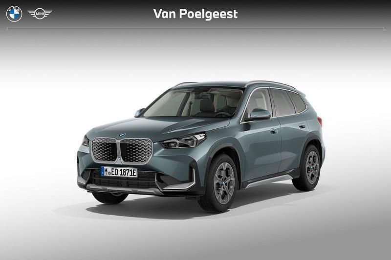Cape york green metallic (groen metallic) Nieuw 2025 BMW iX1 Comfort Edition SUV | € 46.343 (Super prijs) - Afbeelding 1/4