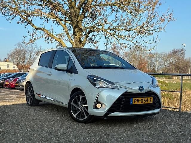 Wit Occasion 2017 Toyota Yaris Premium Hatchback | € 10.975 (Super prijs) - Afbeelding 1/4