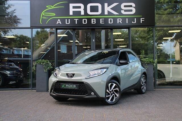 Groen Gebruikt 2024 Toyota Aygo X Pulse SUV | € 18.950 - Afbeelding 1/4