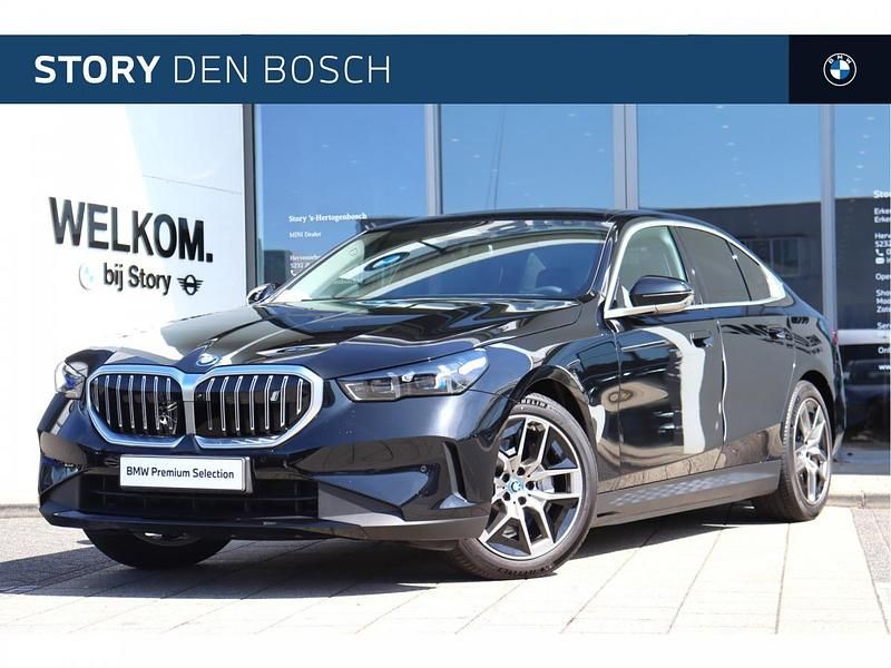 Saphirschwarz (donker zwart metallic) Gebruikt 2025 BMW i5 Executive Sedan | € 59.950 (Iets duurder) - Afbeelding 1/4
