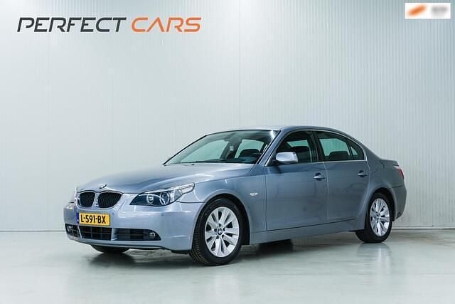 Grijs (metallic) Gebruikt 2003 BMW 530 Sedan | € 6.950 (Eerlijke prijs) - Afbeelding 1/4