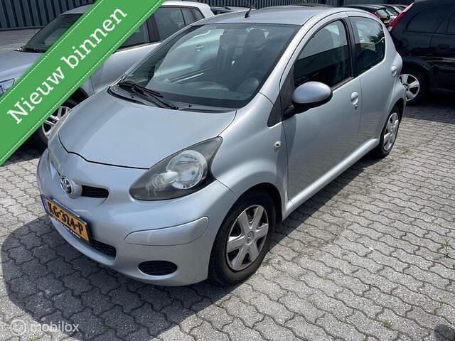 Grijs Gebruikt 2010 Toyota Aygo Cool Hatchback | € 3.250 (Eerlijke prijs) - Afbeelding 1/4