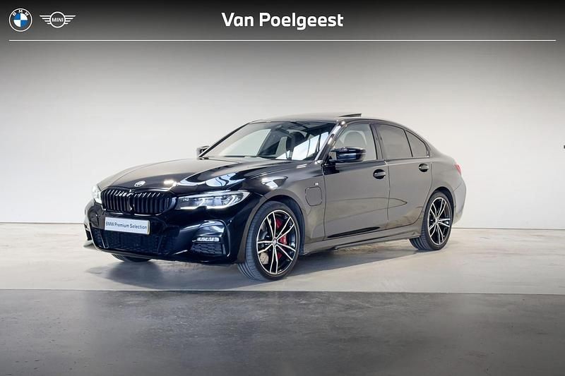 Saphirschwarz metallic (zwart metallic) Occasion 2021 BMW 320e Executive Sedan | € 32.900 (Iets duurder) - Afbeelding 1/4