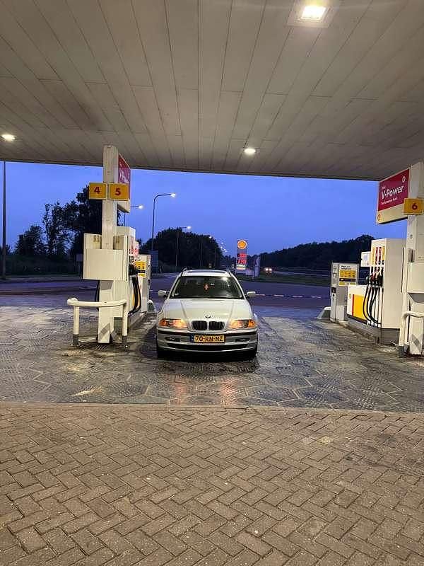 Grijs Gebruikt 2001 BMW 320 Executive Stationwagen | € 1.500 (Super prijs) - Afbeelding 1/4