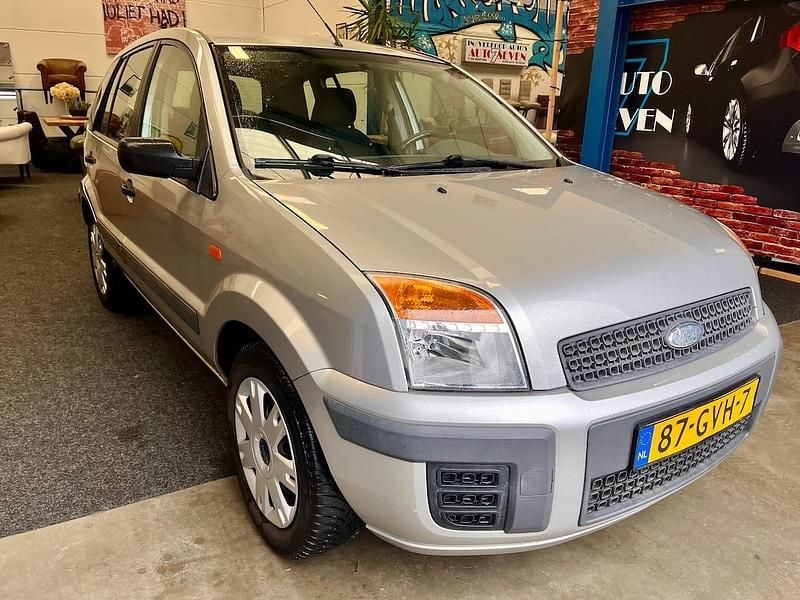 Grijs (metallic) Occasion 2008 Ford Fusion Cool & Sound Edition MPV | € 2.150 (Eerlijke prijs) - Afbeelding 1/4