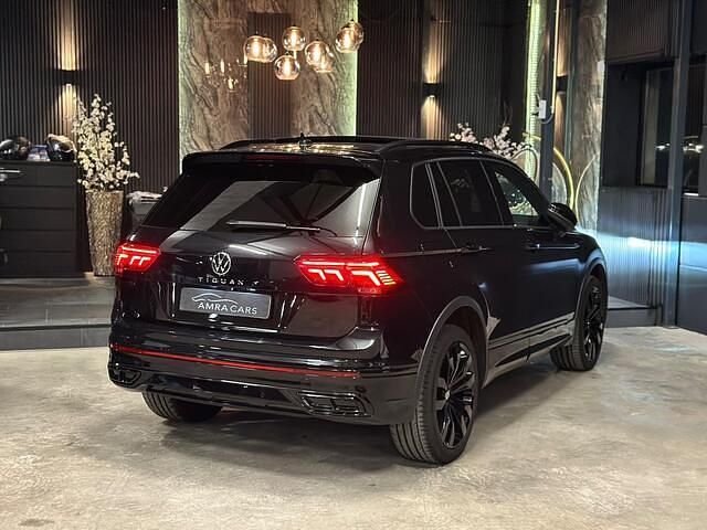 Zwart Gebruikt 2023 VW Tiguan R-line SUV | € 41.999 (Iets duurder) - Afbeelding 1/4